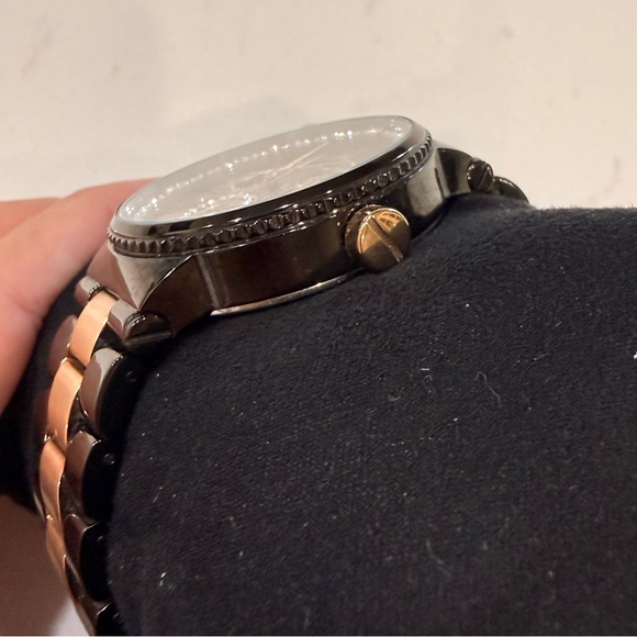 EUC Vince Camuto VC/5311RGTT Women’s Watch with Swarovski Crystal Accents - Picture 4 of 7